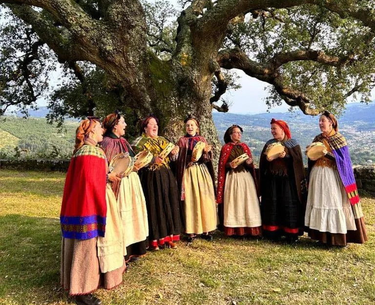 Lagharteiras: «Ser pandeireteira mola, libera o peito e faiche conectar cunha identidade propia e colectiva que é moi difícil explicar con&nbsp;palabras»